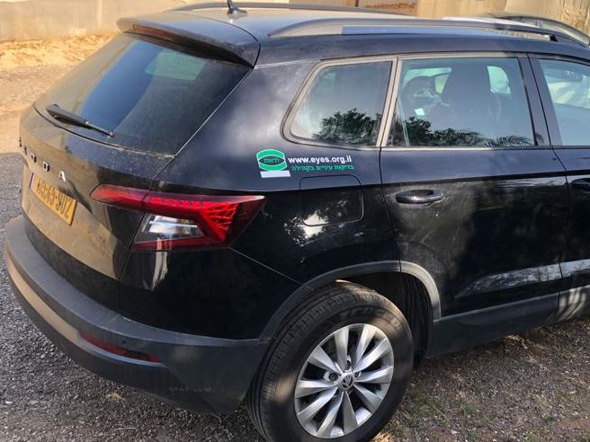 רכב שירות של עמותת לראות עם כתובת אתר