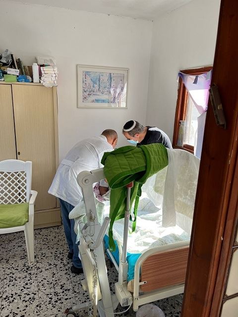בדיקת עיניים ביתית למטופל מרותק למיטה
