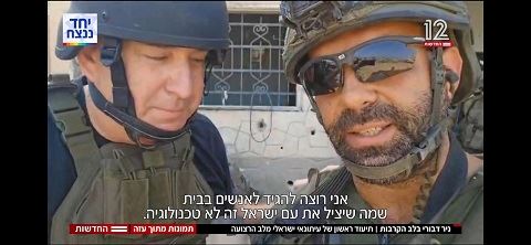 שדר עם קסדה מראיין חייל בשטח צבאי