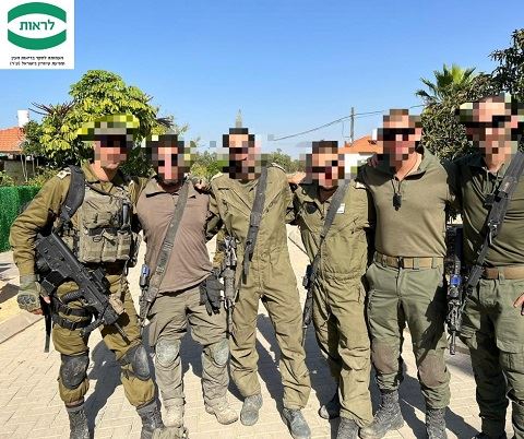 קבוצת חיילים בפעילות של עמותת לראות