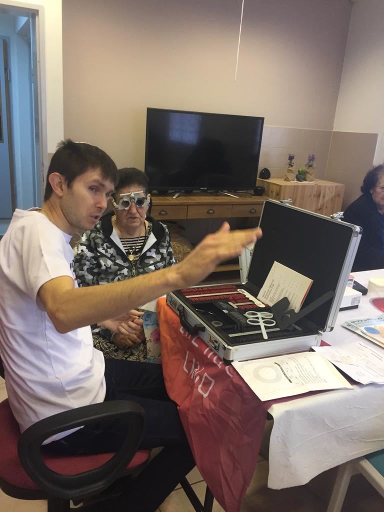 בדיקת ראייה לאישה מבוגרת עם ערכת משקפי ניסיון