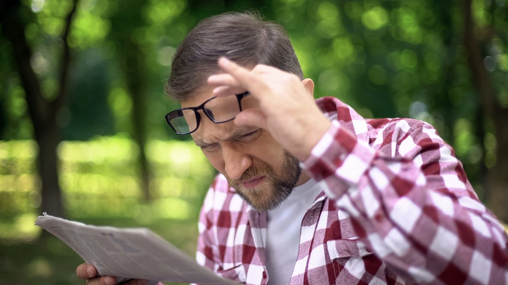 תמונת איש קורא עיתון עם משקפיים